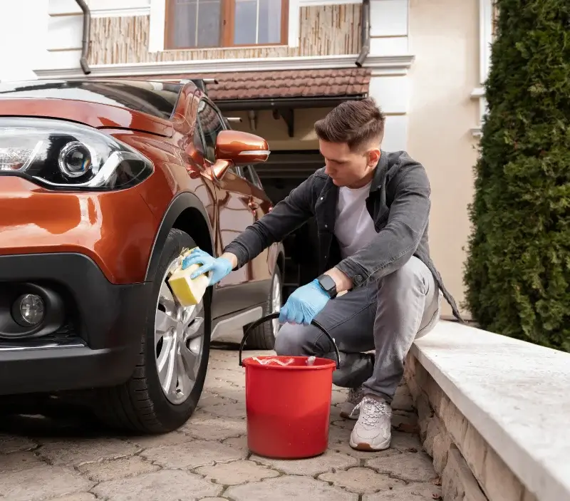 Lavage auto à domicile Vernon : professionnel intervenant sur un véhicule